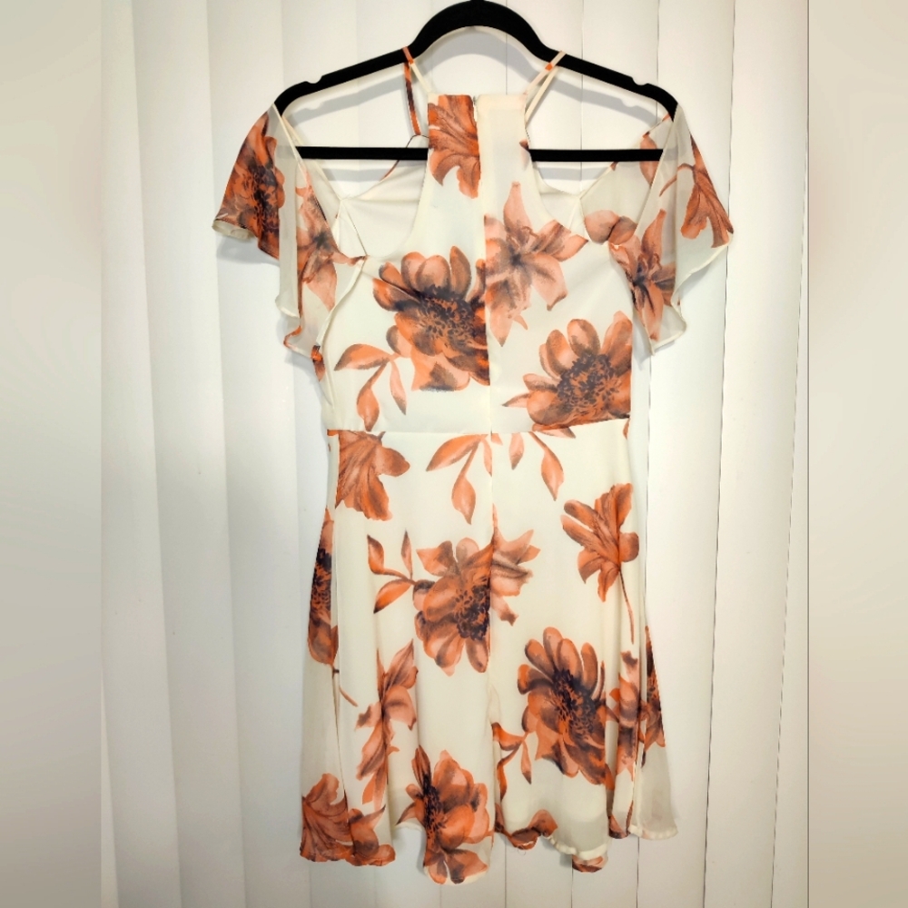 One Clothing cream colored dress with floral pattern size S - Picture 2 of 3